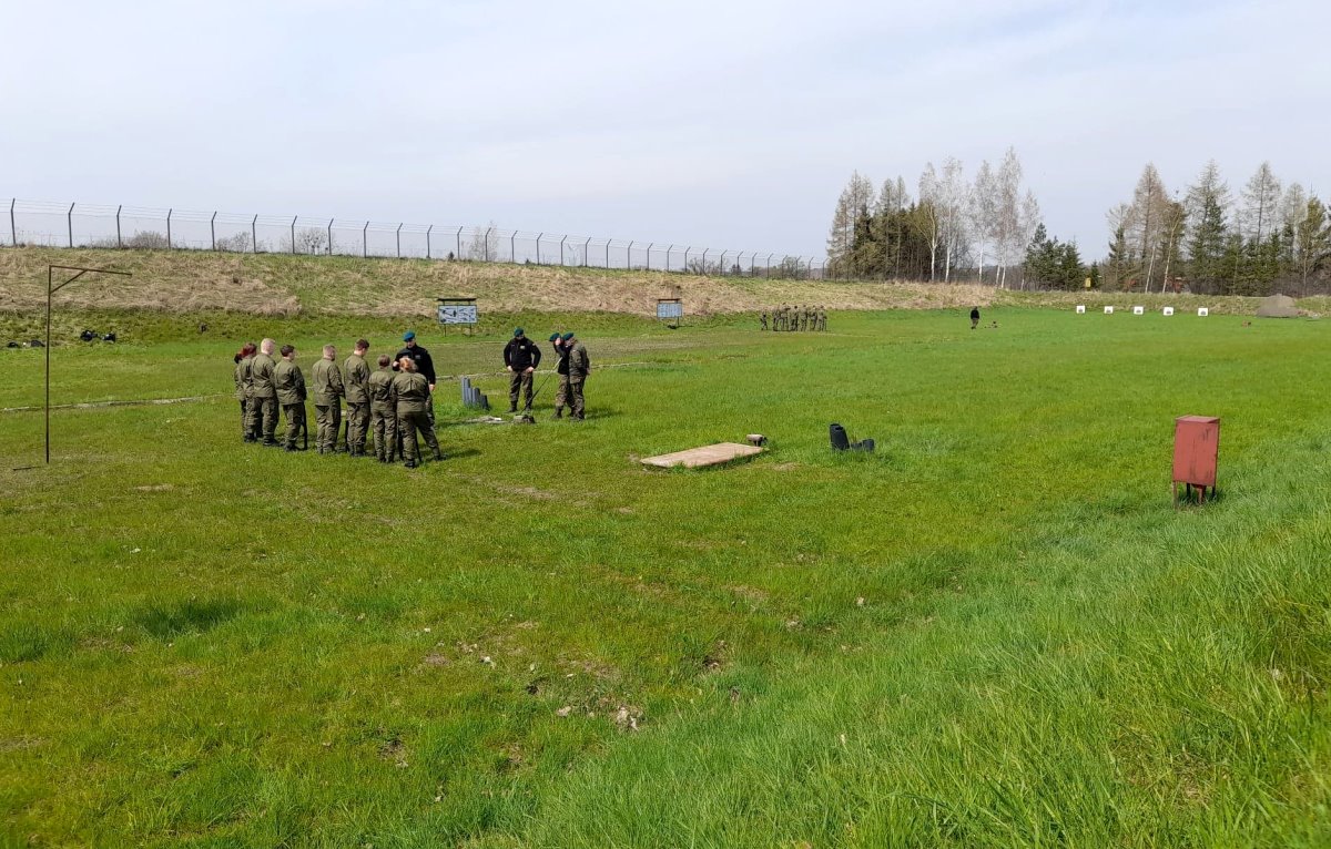 Uczniowie Zespołu Szkół Licealnych i Zawodowych w Olecku podczas szkolenia z zakresu przygotowania wojskowego 