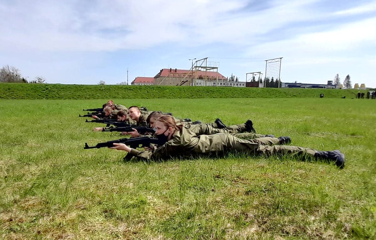 Uczniowie Zespołu Szkół Licealnych i Zawodowych w Olecku podczas szkolenia z zakresu przygotowania wojskowego 