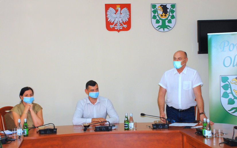 Na zdjęciu od lewej Prezes Olmedica Sp. z o. o. w Olecku, Pełnomocnik Wojewody do spraw Szczepień, Wicestarosta Olecki