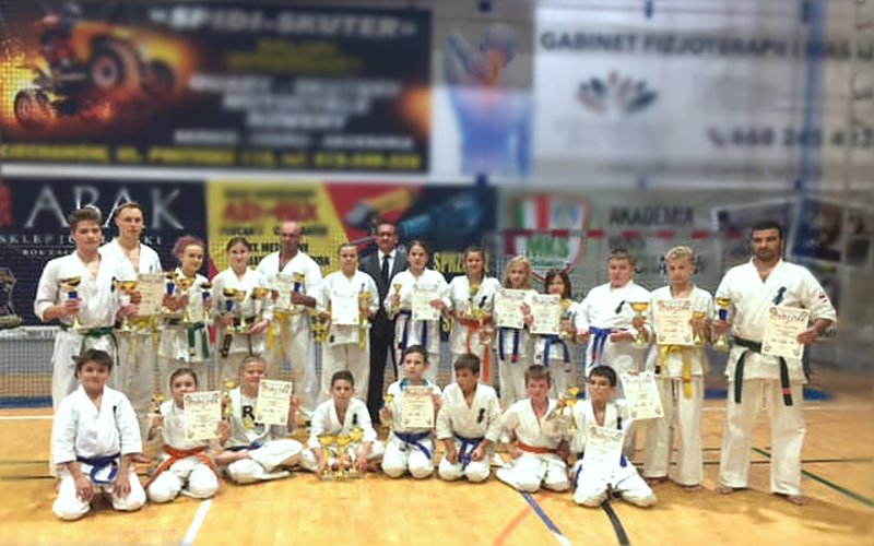 Wspólne zdjęcie reprezentacji Oleckiej Szkoły Sztuk Walki Karate Kyokushin podczas turnieju