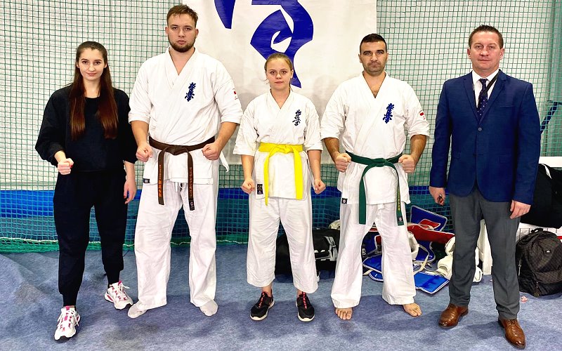 Wspólne zdjęcie zawodników Oleckiej Szkoły Sztuk Walki Karate Kyokushin z trenerami podczas Mistrzostw Polski