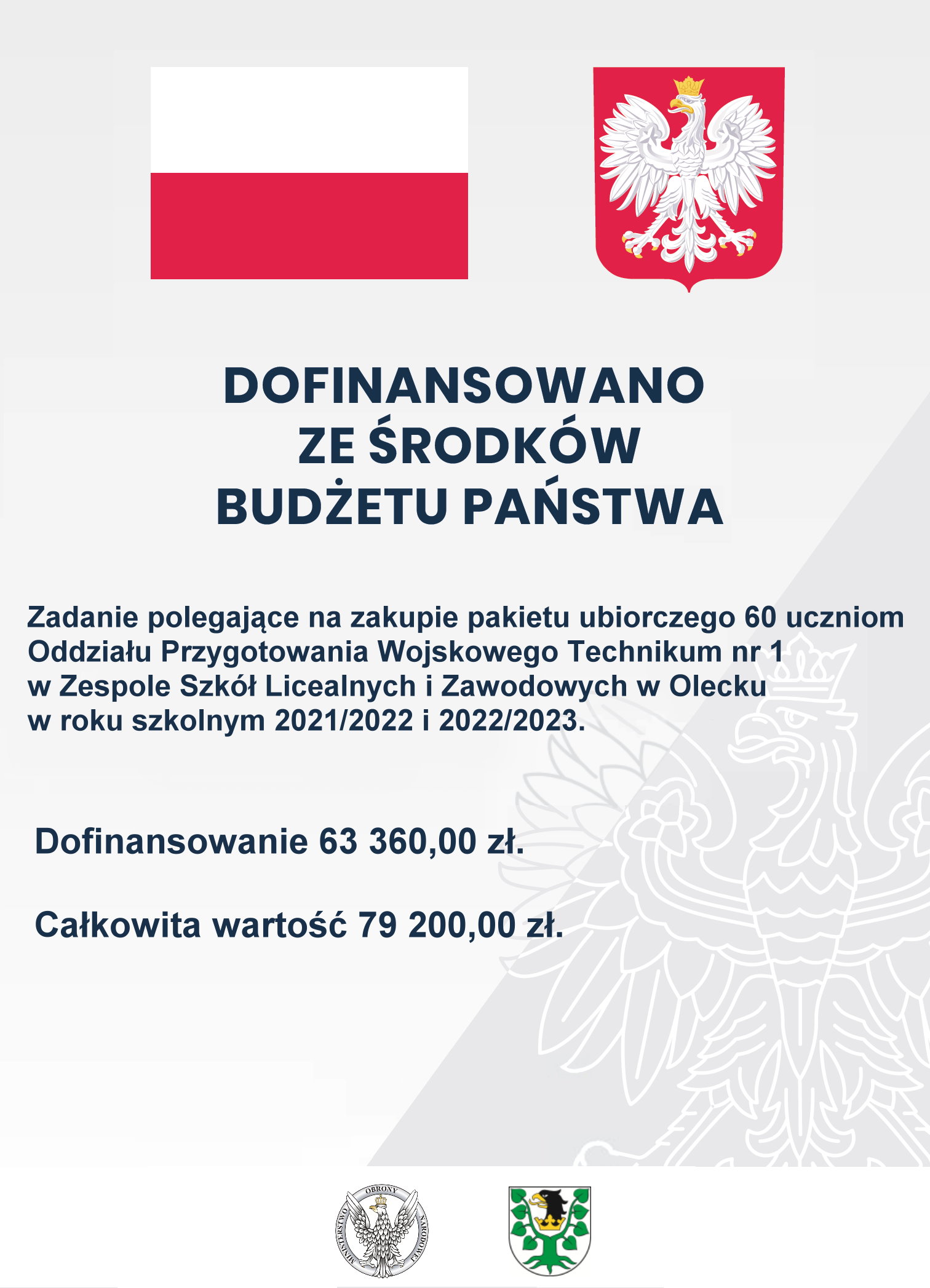 Na górze flaga i godło Polski. Pod nimi napisy. Dofinansowano ze środków budżetu państwa. Zadanie polegające na zakupie pakietu ubiorczego 60 uczniom Oddziału Przygotowania Wojskowego Technikum nr 1 w Zespole Szkół Licealnych i Zawodowych w Olecku w roku szkolnym 2021/2022 i 2022/2023. Dofinansowanie 63 360 zł. Całkowita wartość 79 200 zł. Na dole 2 logotypy, tj. ministerstwa i urzędu. Jeden przedstawia orła, a wokół niego napis: Ministerstwo Obrony Narodowej. Drugi to herb Powiatu Oleckiego. Przedstawia on głowę orła z dziobem i koroną na szyi pomiędzy 2 konarami lipy, z których każdy ma 4 liście.